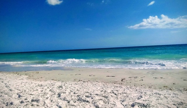Stylish Updated condo near Bradenton/Holmes beach -Anna marie island-Heated pool