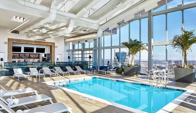 Stylish Urban Stay in Downtown Nashville! Kitchenette, Pool, Pets Allowed!