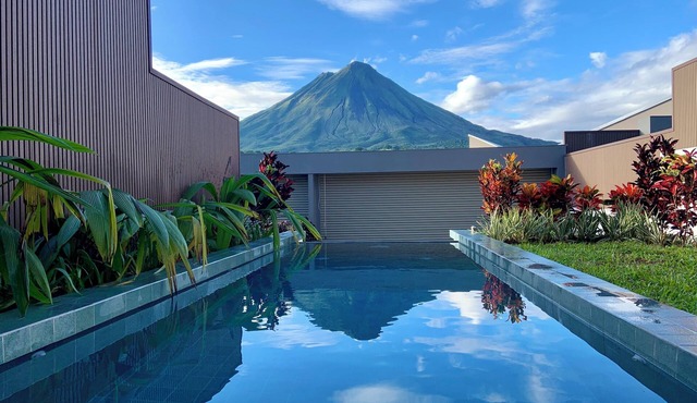 Stylish Volcano Villa w/Jacuzzi & Private Pool, volcano views, sun deck, WiFi