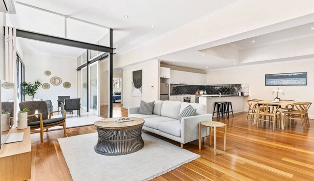 Stylish Warehouse Oasis in Vibrant Darlinghurst