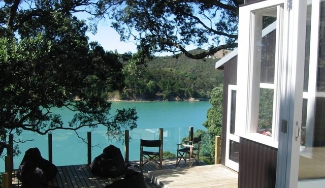 Stylish waterfront retreat - dramatic 180 degree views!