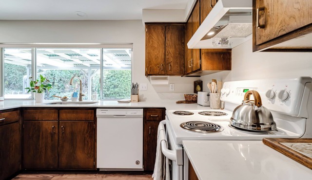 Stylishly remodeled in 2024; Fully appointed 3bd 2ba in SW Eugene with AC, WiFi