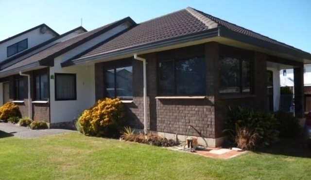 Sunny and well appointed Kairakau beach house. Sleeps 7