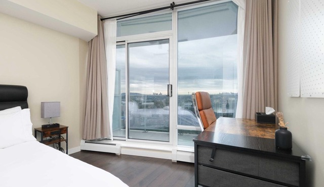 Sub-Penthouse Condo with Jacuzzi, Pool, Sauna & Gym