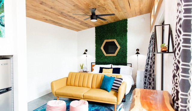 Sub Urban Paradise ~ cozy and private backyard tiny house