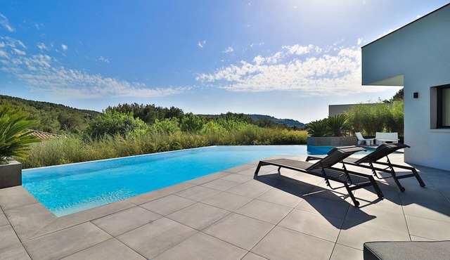 Sublime modern villa with pool 8 minutes from Aix en Provence