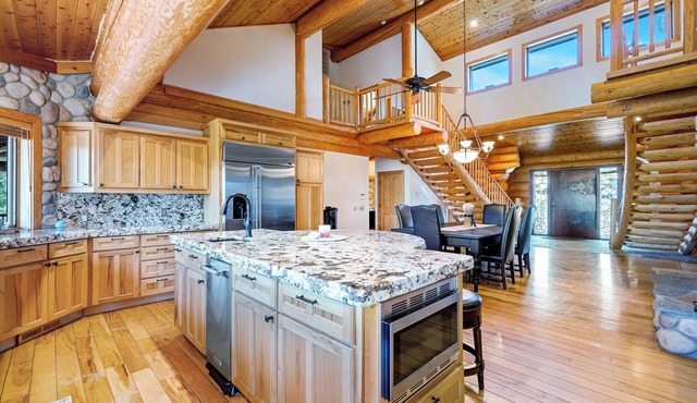Sugarloaf Ranch-Beautiful Log Cabin with mountain views!