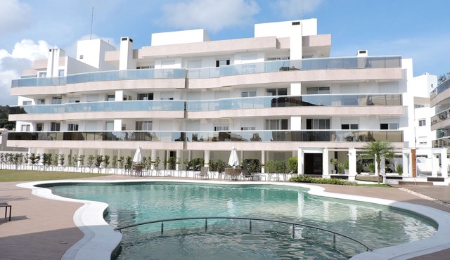 Suitable high standard with barbecue, swimming pool, and a ballroom. 500m from the sea.