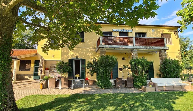 Suitable to Accomodate 6-12 Guests, relaxing In Tranquility of the Vineyards