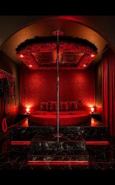 Suite érotique avec balnéo privée-pole dance-croix de Saint-André- balançoire et banc de soumission 10 min centre Montpellier