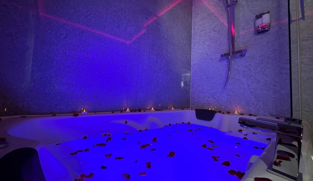 Suite 1 Private Jacuzzi Spa Hot Tub & Sauna
