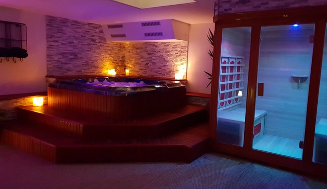 Suite Avec Jacuzzi et Sauna Privatifs à Clisson