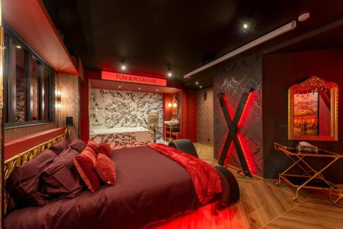 Suite Cabaret - Love room spa & cinéma privatifs - piscine