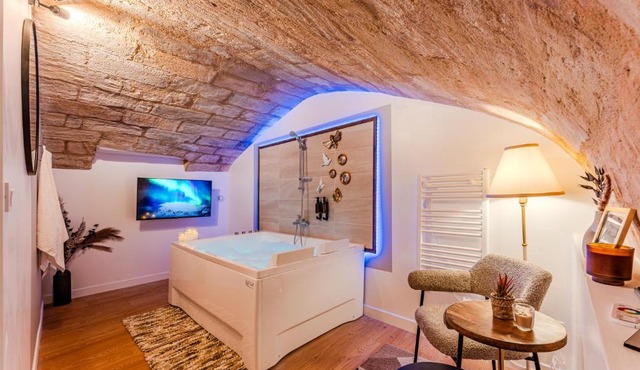 Suite d'Exception sous Voûtes avec Spa & Cinéma
