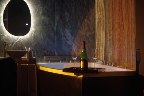 Suite Dark Luxe avec Écran géant de cinéma et jacuzzi