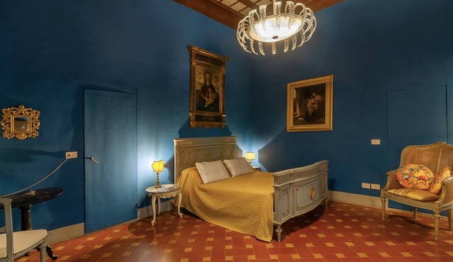 Suite in a 15th-century villa with private bathroom and pool