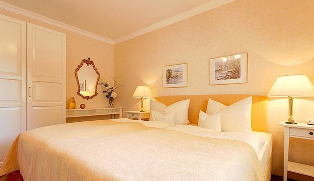 Suite mit sep. Wohnraum, Balkon oder Terrasse, Bad-oder DU/WC, Haupthaus