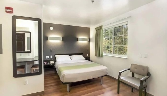 Suite Near Exit 9 w/Kitchen