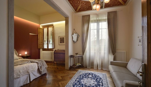 Suite Rosso di Sera with A/C and Private bathroom- Villa le Facezie B&B