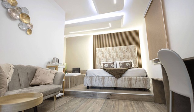 Suite - Room with double bed with private Jacuzzi