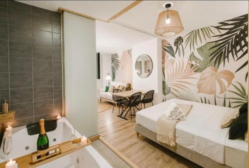 Suite Tropicale avec baignoire balnéo Saint-Étienne