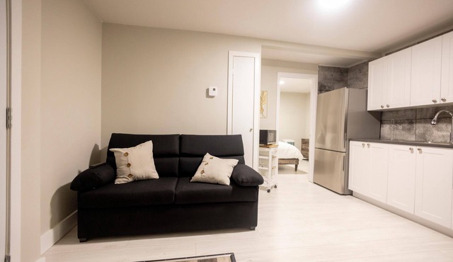 Suite with closed bedroom and sofa bed near Plage Kiwanis (Le Centre-Ville)