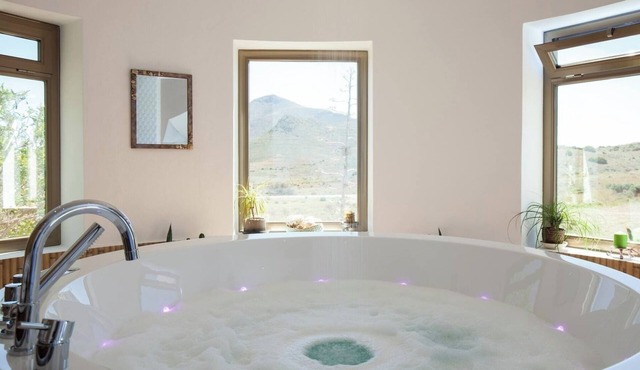 Suite with jacuzzi and fireplace for a romantic getaway in Natural Park