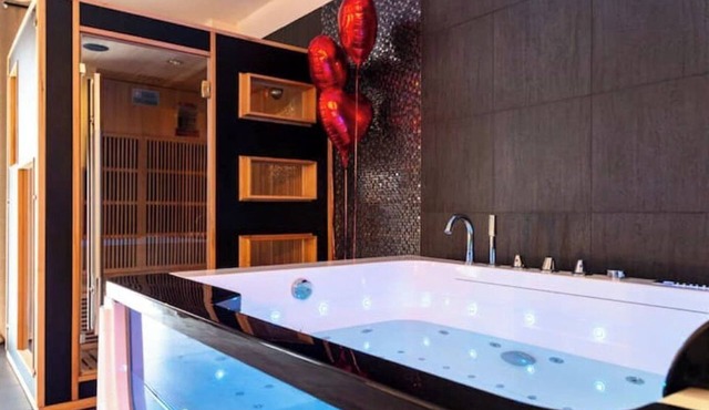 Suite with jacuzzi-sauna Darcy / suite and spa 21