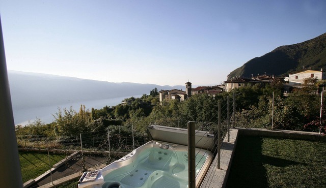 Suite with Jacuzzi, sleeps 6, garden, lake view