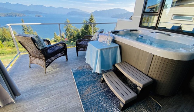 Suite with ocean views, hot tub and nearby beach (pls read description fully).