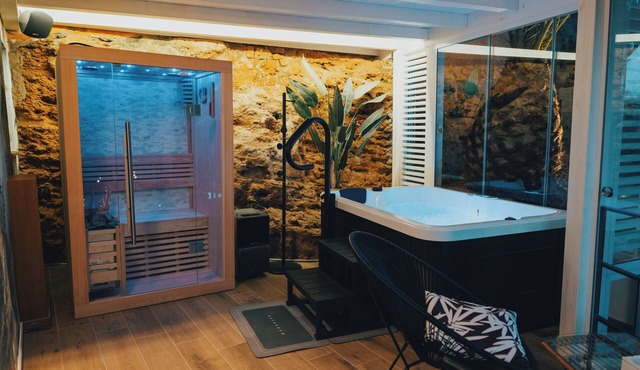 Suite with Pool View & SPA a stone's throw from the Temples