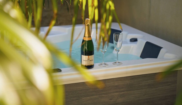 Suite with private Jacuzzi in the city center!