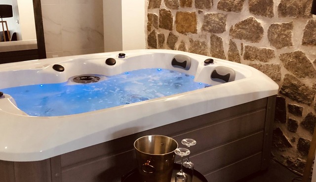 Suite with private jacuzzi in Corsica