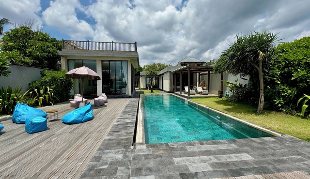 Sukawati Beachfront 3 BDR Villa Private Pool Equipped Kitchen Free Wifi (Nakula)