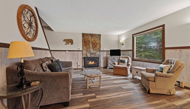 Summer Adventure: Cozy Cabin w/Hot Tub - Sleeps 7, Near ATV Trails & Ski Resort