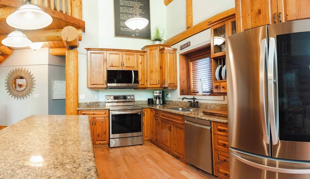 Summer Availability in Stemwinder 4 bedroom chalet! Hot tub-Outdoor firepit!