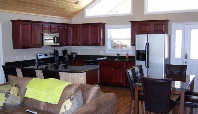 Summer Daze Lakefront 4 Bed/4bath, 2 Full Kitchens