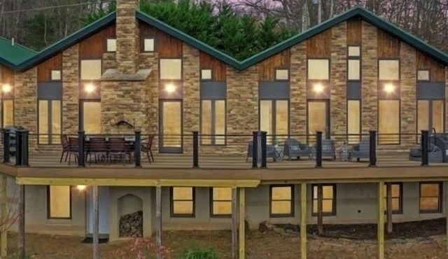 🍉SUMMER FUN🕶️WOW THE VIEW🥇Premier HOST🌲Luxurious Lodge🏔️Hot Tub under the stars