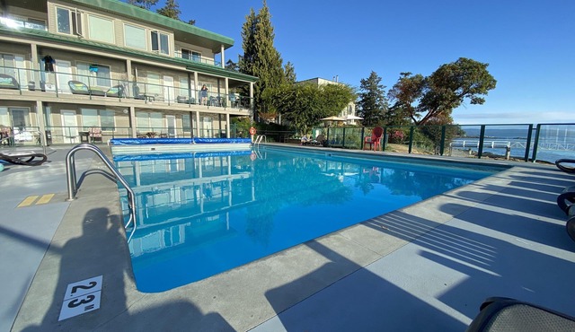 Summer Getaway for 2 -Inn of the Sea-Oceanfront Pool/Hot Tub & private dock