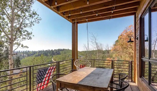 Summer getaway in the mountains. A cozy and charming cabin close to Park City!