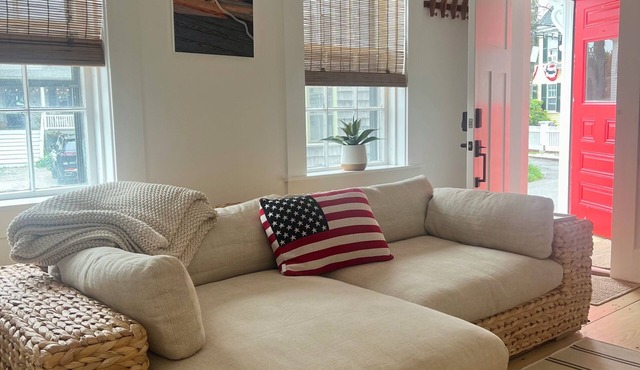 Summer Home! AC Excellent Location, Downtown MHD by harbor, sleeps 12, parking,