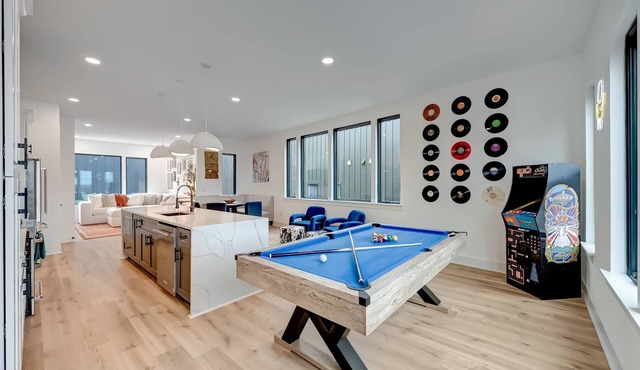 Summer rooftops, hot tubs, game rooms, sauna near Broadway & Geodis Park