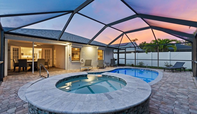 SUMMER SPECIALS! Designer House, Heated Pool & Spa, close to beaches, FREE Bikes