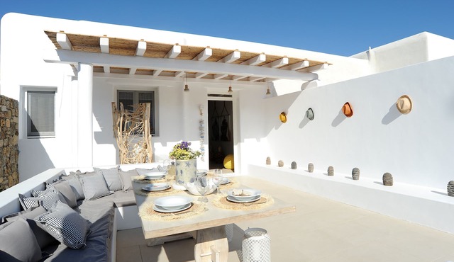 Summer villa with an artistic touch near Panormos