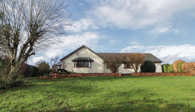 SUMMERHILL, with open fire in Glasbury