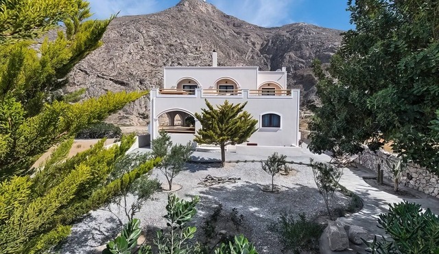 SummerHouse Collection with Jacuzzi in 2k m² plot in Santorini Perissa Beach