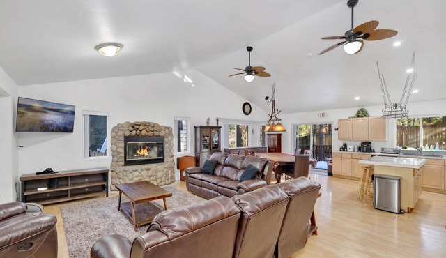 Summit Estates Escape by Big Bear Vacations | Hot Tub | Pool Table | Walk To Resort Lifts