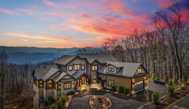 Summit Swagger ~ Modern Luxury 7BR Home ~ Indoor Pool ~ Game Room