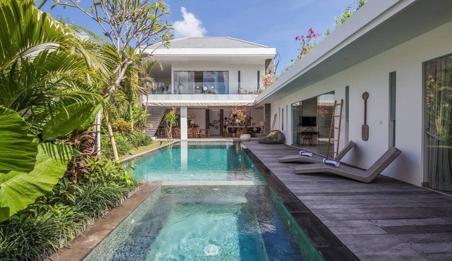 Sumptuous 4BR Private Luxury Villa, Walking Distance to the Beach
