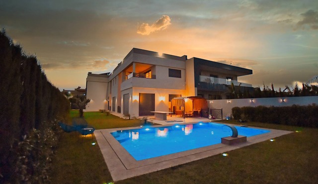 Sumptuous villa with heated pool and Hamam on the Palmeraie side